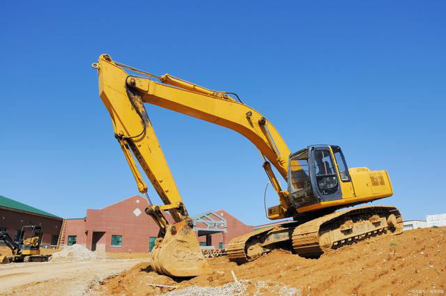 Half of the parts rely on imports Excavators rise in the road